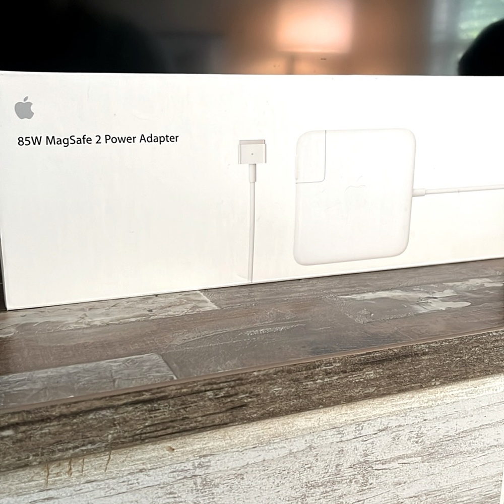 Apple. 85W Power Adapter. Magnetic Connector. NWOT.